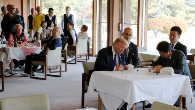 <p>
	Тръмп (вляво) и Абе по време на официалния обяд. <em>Снимка: Ройтерс</em></p>
