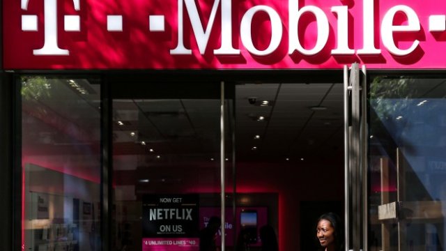 <p>
	T-Mobile US. Inc. и Sprint Corp. се отказват от&nbsp;<strong><a href="http://www.investor.bg/telekomunikacii/457/a/t-mobile-us-otnovo-obmislia-slivane-sys-sprint-246950/" target="_blank">преговорите за сливане</a>. </strong><em>Снимка: Ройтерс</em></p>
