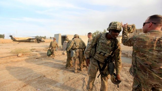 <p>
	Американски войници пристигат във военна база в близост до Мосул. <em>Снимка: Ройтерс</em></p>
