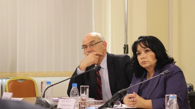 <p>
	Енергийният министър Теменужка Петкова и председателят на КЕВР Иван Иванов по време на кръглата маса за проблемите на топлофикациите. Снимка: <em>Министерство на енергетиката</em></p>

