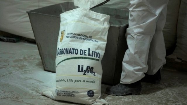 <p>
	Работник опакова литий във фабрика в Боливия. <em>Снимка: Ройтерс</em></p>
