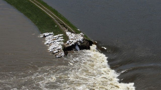 <p>
	Собствениците на част от малките язовири у нас нямат достатъчно средства, за да ги поддържат. <em>Снимка: архив, Ройтерс</em></p>
