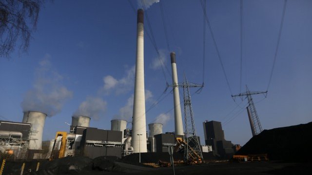 <p>
	<span style="font-size: 12px;">Въглищната централа &quot;</span><span style="font-size: 11.8181819915771px; font-family: Arial;">Scholven&quot; на германския енергиен гигант E.ON в Гелзенкирхен. <em>Снимка: Ройтерс</em></span></p>
