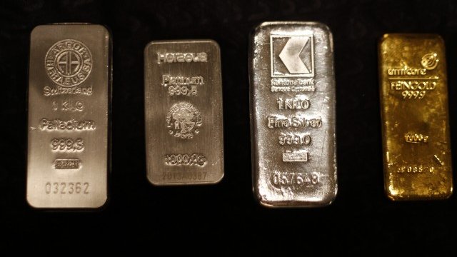 <p>
	Кюлчета паладий, платина, сребро и злато. <em>Снимка: Ройтерс</em></p>
