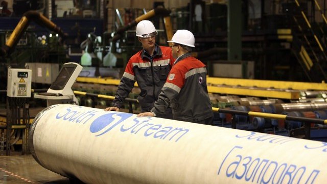 <p>
	Работници подготвят тръби за Южен поток. <em>Снимка: Ройтерс</em></p>
