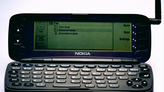 <p style="margin-bottom: 0cm">
	Представеният през 1998 г.&nbsp;Communicator се счита за първия смартфон. <em>Снимка: Ройтерс</em></p>
