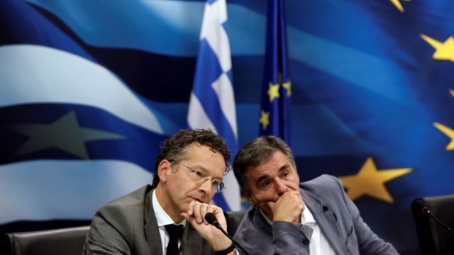 <p>
	Йерун Дейселблум (вляво) и Евклидис Цакалотос. <em>Снимка: Ройтерс</em></p>
