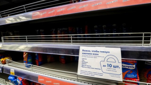 <p>
	&quot;Важно е да има достатъчно стоки за всички. Принудени сме да наложим временни ограничения за стоки с голямо търсене. До десет артикула за една покупка&quot; е написано на рафт в магазин &quot;Лента&quot; в Санкт Петербург. <em>Снимка:&nbsp;Igor Russak/picture alliance via Getty Images</em></p>
