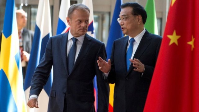 <p>
	Председателят на Съвета на ЕС Доналд Туск (вляво) и премиерът на Китай Ли Къцян. <em>Снимка: Ройтерс</em></p>
