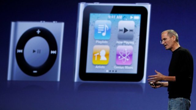 <p>
	Стив Джобс представя&nbsp;iPod Shuffle и iPod Nano. Снимка: архив Ройтерс</p>
