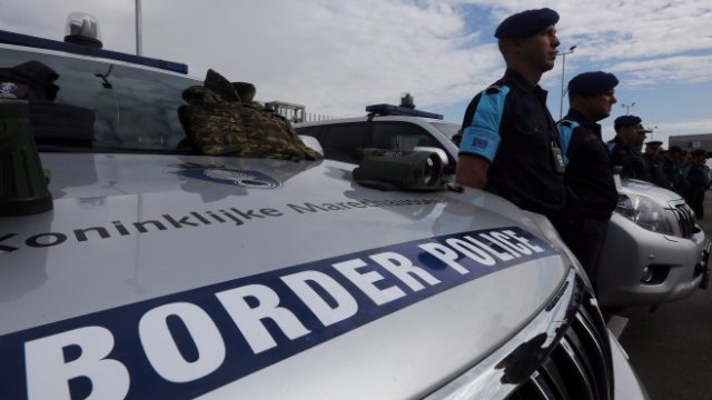 <p>
	Служители на Frontex на ГКПК Капитан Андреево<em>. Снимка: EPA/ORESTIS PANAGIOTOU</em></p>
