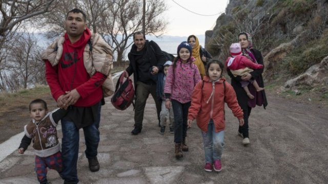 <p>
	Сирийските бежанци тръгнаха към Гърция. <em>Снимка: Bloomberg</em></p>
