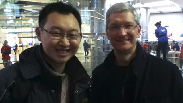 <p>
	Посетител на магазина на Apple в Пекин позира за снимка с Кук. <em>Снимка: Ройтерс</em></p>
