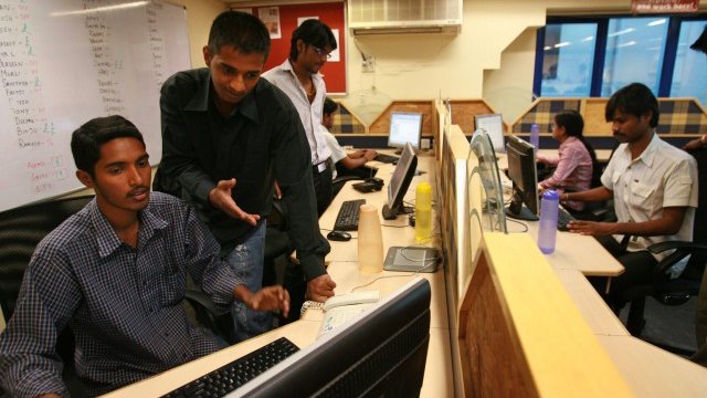 <p>
	Индийците могат да бъдат задължени да работят само с индийска техника<em>. Снимка: Getty Images News</em></p>
