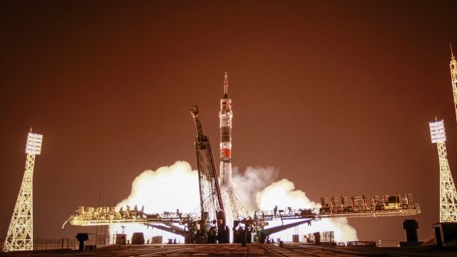 <p>
	Изстрелването на Союз ТМА-13М от космодрума Байконур. <em>Снимка:</em> <em>Ройтерс</em></p>
