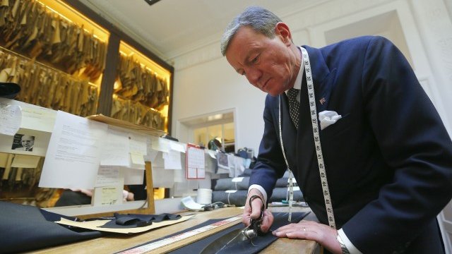 <p>
	Ателие на Anderson &amp; Sheppard на&nbsp;<span style="font-size: 12px;">&quot;Севил Роу&quot;. <em>Снимка: Ройтерс</em></span></p>
