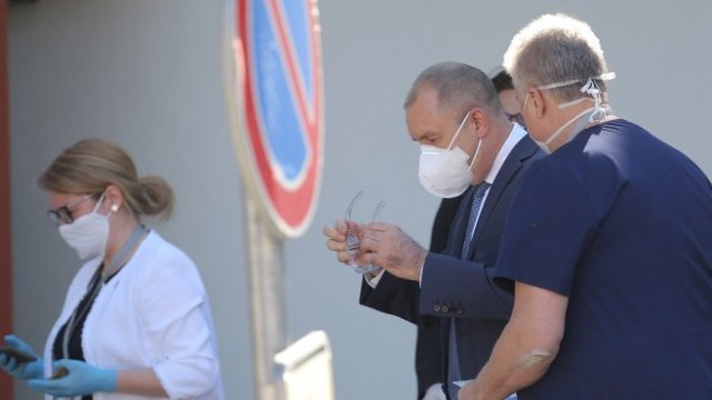 <p>
	На Световния ден на здравето &ndash;&nbsp;7 април, президентът Румен Радев посети УМБАЛСМ &quot;Н.И.Пирогов&quot;. Той проведе среща с ръководството,&nbsp;оперативния щаб на лечебното заведение и доброволците в борбата с коронавируса.<em font-size:="" pt="" style="color: rgb(102, 102, 102);">Снимка: Димитър Кьосемарлиев, Investor Media Group<