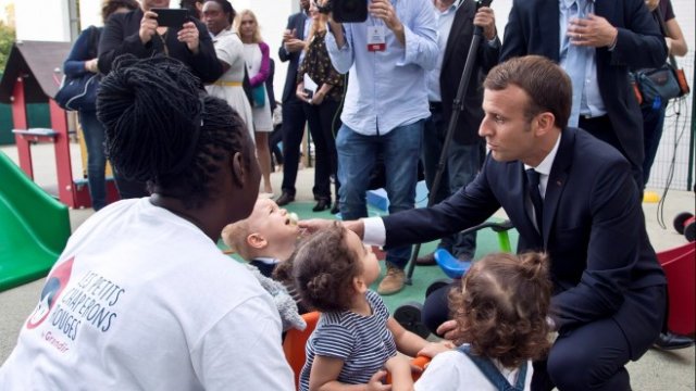 <p>
	<em>Еманюел Макрон при посещение в детска градина в Женвилие. Снимка: Ройтерс</em></p>
