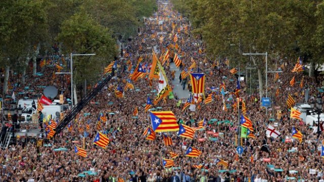 <p>
	Огромна демонстрация се проведе в Барселона в подкрепа на независимостта на Каталуния. <em>Снимка: Ройтерс</em></p>
