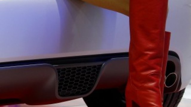 <p>
	Модел позира пред багажника на автомобил на Fiat по време на изложението във Франкфурт. Снимка: Ройтерс</p>
