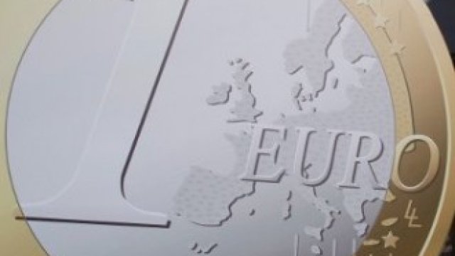 <p>
	BRICS са готови да помогат на изпадналата в криза еврозона, уверяват индийският финансов министър Пранаб Мукхерйе и китайският му колега Сие Сюжън (д.).&nbsp;<em>Снимка: Ройтерс</em></p>
