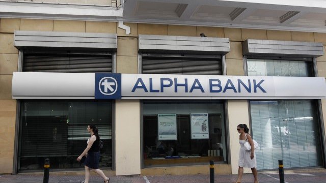 <p style="text-align: center; ">
	Moody&#39;s понижи с две степени кредитния рейтинг на осем гръцки банки, сред които и на Alpha Bank<em>. Снимка: Ройтерс</em></p>
