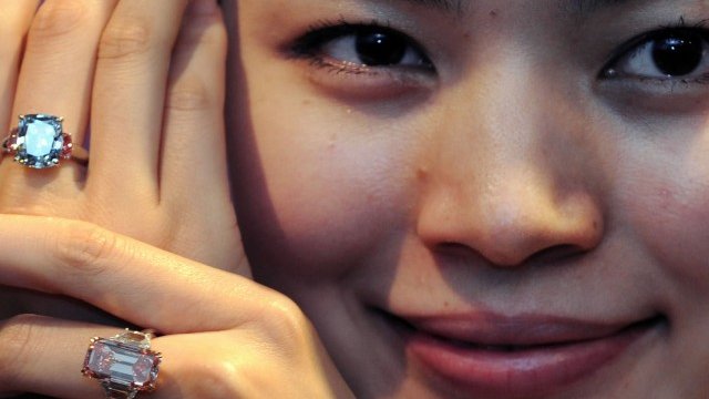 <p style="text-align: center; ">
	Модел позира с някои от ценните екземпляри.<em> Снимка: БТА</em></p>
