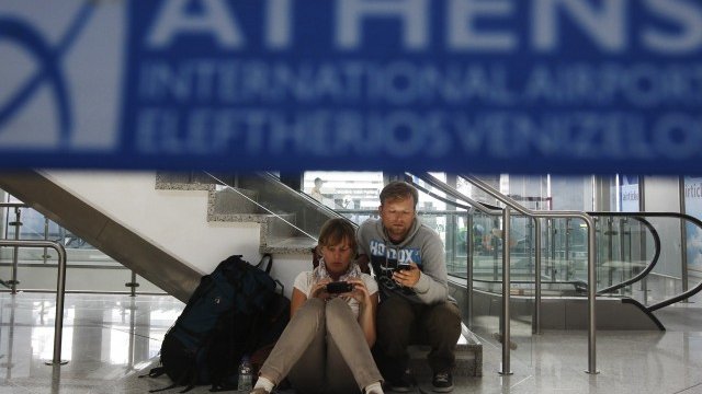 <p style="text-align: center; ">
	Жителите на Атина осъмнаха без метро, трамвай и градски влак заради стачка в транспорта.<em> Снимка: Ройтерс</em></p>
