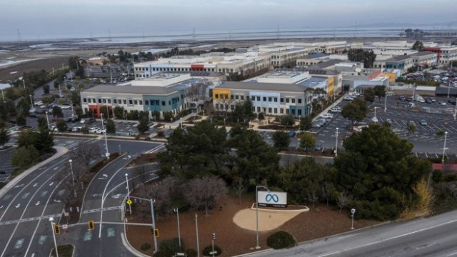 <p>
	Централата на Meta в Менло Парк. <em>Снимка: Bloomberg LP</em></p>
