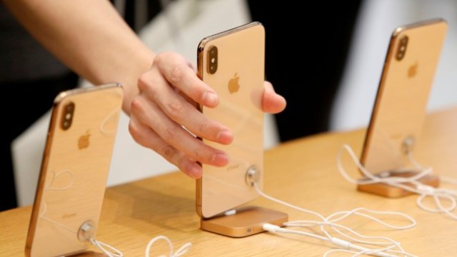 <p>
	Потребител разглежда модел на&nbsp;Apple в магазин в Манхатън. <em>Снимка: Ройтерс</em></p>
