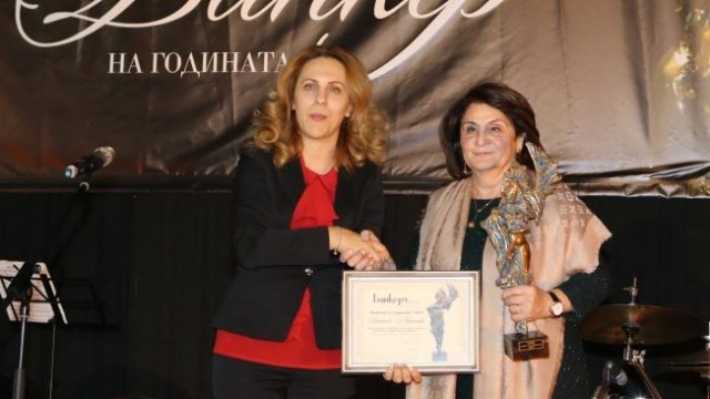 <p>
	Виолина Маринова (вдясно) получава наградата &quot;Банкер на годината&quot; от вицепремиера Мариана Николова.<em> Снимка: Банка ДСК</em></p>
