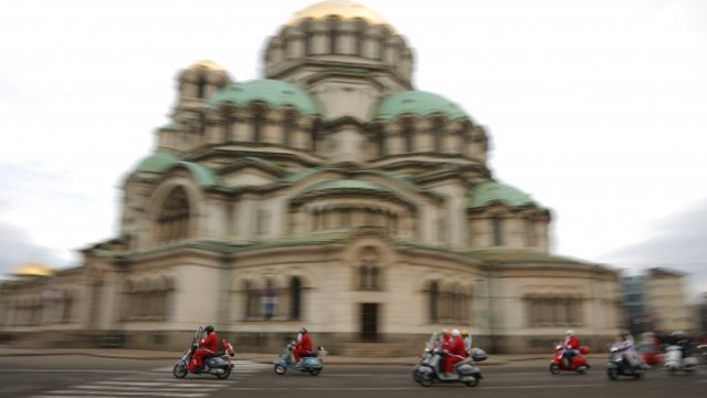 <p>
	Членовете на фенклуба на Vespa участват в коледна благотворителна разходка, облечени в дрехи на Дядо Коледа, пред катедралата Александър Невски в София, 21 декември 2019 г. <em>Снимка: Ройтерс</em></p>
