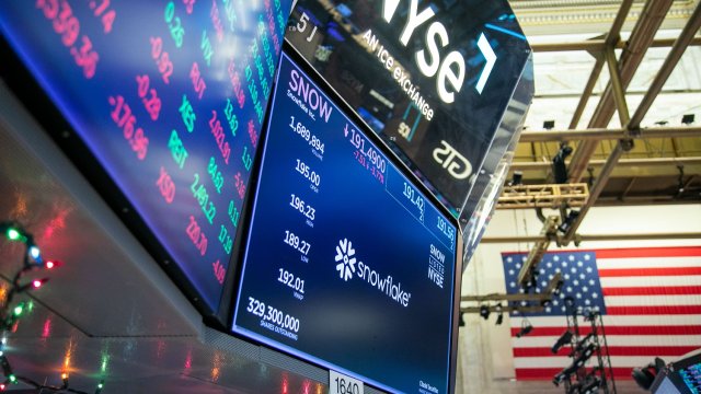Разпродажби при технологичните компании повлякоха Nasdaq с над 1% надолу