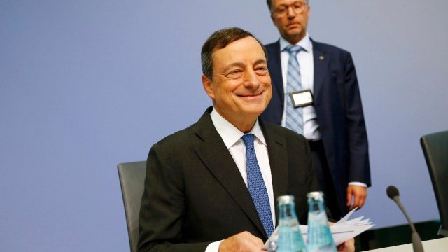 <p>
	Драги:&nbsp;&bdquo;Който казва, че е трябвало отдавна да спрем ELA, не уважава нашия мандат. Не зависи от нас да решим кой ще е член на еврозоната и кой &ndash; не. <em>Снимка: Ройтерс</em></p>
