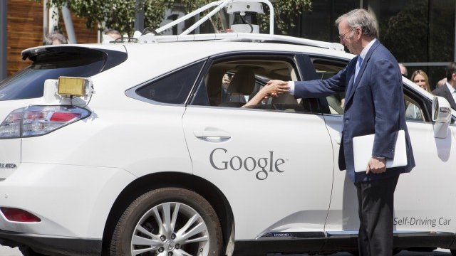 <p>
	Изпълнителният председател на Google Ерик Шмид показва на бразилския президент Дилма Русеф автономна кола на концерна в централата му в Маунтън Вю. <em>Снимка: Ройтерс</em></p>
