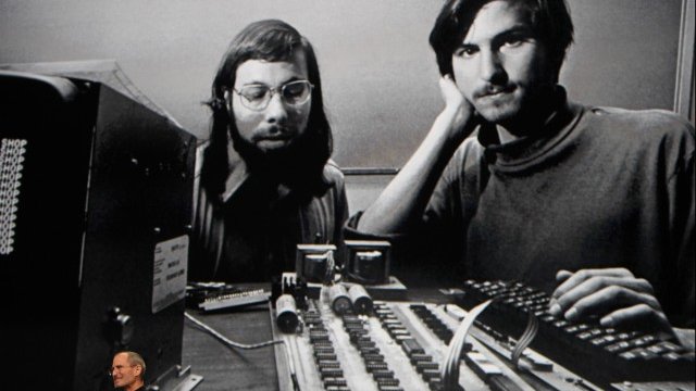 <p>
	Возняк и Джобс в ранните години на Apple. <em>Снимка: Ройтерс</em></p>
