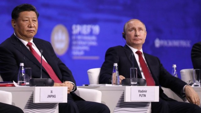 <p>
	Китайският президент Си Дзинпин (вляво) и руският му колега Владимир Путин (вдясно). <em>Снимка: Andrey Rudakov/Bloomberg</em></p>
