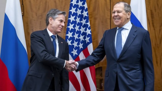 <p>
	Блинкен и Лавров <em>(вдясно)</em> в Женева. <em>Снимка: EPA/MARTIAL TREZZINI</em></p>
