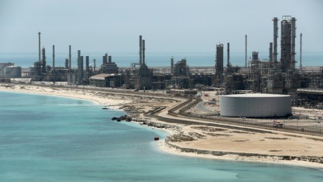 <p>
	Петролната рафинерия&nbsp;Ras Tanura&nbsp;на Saudi Aramco<em>. Снимка: Ройтерс</em></p>

