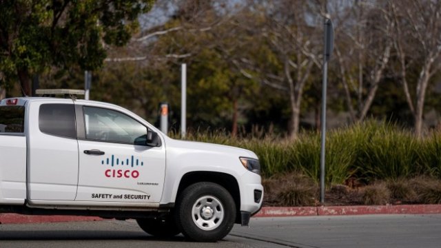 <p>
	Служител по сигурността на Cisco Systems кара джипа си на паркинга в централата на компанията в Сан Хосе, Калифорния, САЩ, в понеделник, 8 февруари 2021 г. <em>Снимка: David Paul Morris/Bloomberg</em></p>
