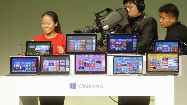 <p>
	Студентка споделя впечатлението си от Windows 8 по време на корпоративна презентация, Снимка: <em>Ройтерс</em></p>
