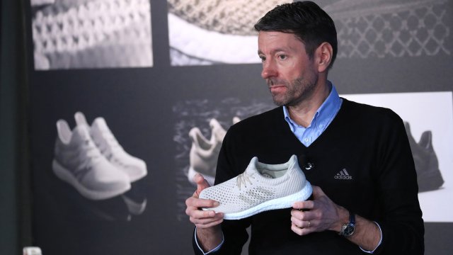 Каспер Рорстед, главен изпълнителен директор на Adidas AG, държи маратонка, изработена от рециклирани материали, по време на пресконференция в Херцогенаурах, Германия, в сряда, 8 март 2017 г. Снимка: Bloomberg LP