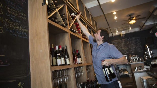 <p>
	През миналата година американците са купили 29,1 млн. хектолитра вино. <em>Снимка: Ройтерс</em></p>
