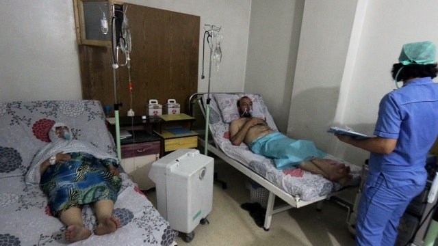 <p>
	Цивилни получават лекарска помощ в болницата al-Quds в Апело. <em>Снимка:Ройтерс</em></p>
