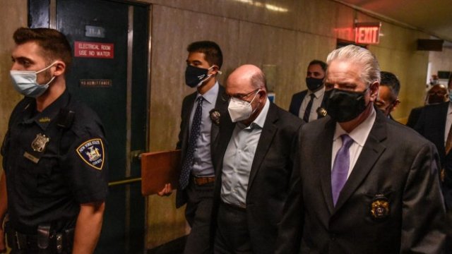 <p>
	Алън Уайселбърг (в средата). <em>Снимка: Bloomberg LP</em></p>
