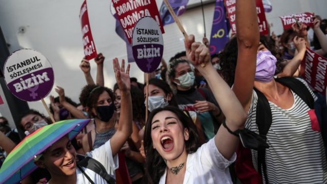 <p>
	Протест в Истанбул срещу оттеглянето от конвенцията. <em>&nbsp;Снимка: EPA/SEDAT SUNA</em></p>
