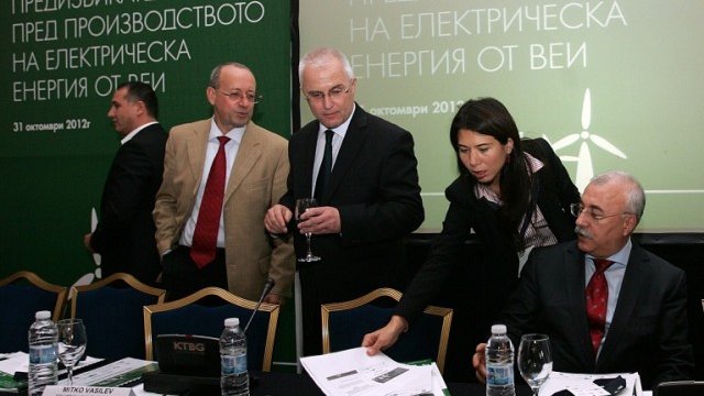<p>
	Участници в кръглата маса за проблемите пред производството на енергия от ВЕИ. &nbsp;<em>Снимка: БТА</em></p>
