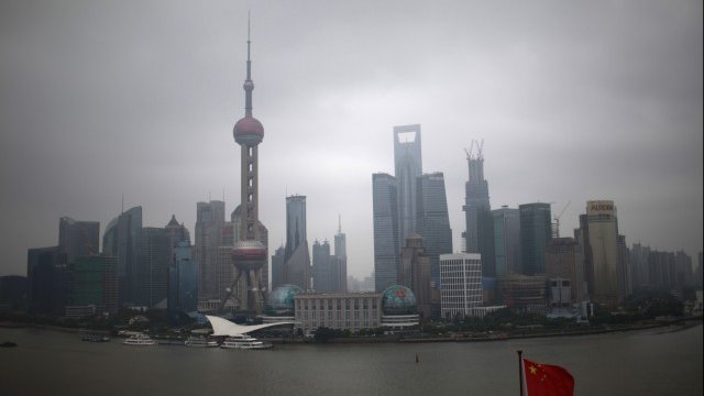 <p>
	В Шанхай първокласните офиси са почти пълни, а наемите могат да се мерят с тези в градове като Ню Йорк и Сидни. <em>Снимка: Архив Ройтерс</em></p>
