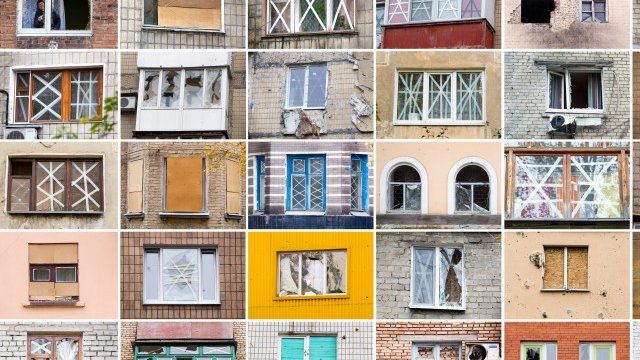 <p>
	Колаж от счупени прозорци на жилища в Донецк. <em>Снимка: Ройтерс</em></p>
