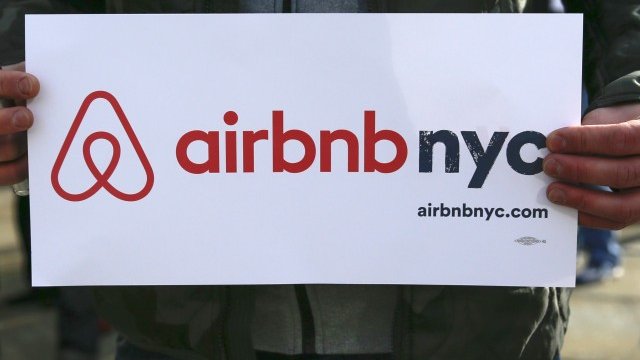 <p>
	Потребители на&nbsp;Airbnb в Ню Йорк протестират срещу законопроекта на щата,&nbsp;който ще забрани на потребителите да публикуват имоти, които могат да се наемат за по-малко от 30 дни. <em>Снимка: Ройтерс</em></p>
